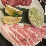 焼肉 やくやく亭 - やくやく亭セットのタンとサムギョプサル