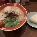 唐そば - 大盛りラーメンとおにぎり1個