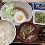 すき家 - 納豆ソーセージエッグ定食490円