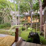 ぼうず'n coffee - お庭を挟んだお化粧室のある建物を臨む