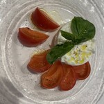 エノテカ ドォーロ - ブッラータチーズとフルーツトマトのカプレーゼ