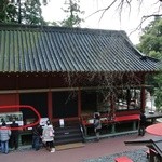 常吉いちご園 - …写真の左側に、人だかり。神楽殿には…