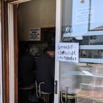 青島食堂 - 店主から声が掛かるまで外で待ちましょう