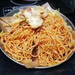 キッチン ブルー グローブ - 残りのアラビアータ、少量のポテチピザと共に