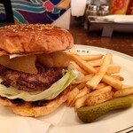 ファイヤーハウス - アップルバーガーとフライドポテトとピクルス