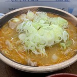 もつ煮屋 日の出 駒形店 - 「もつ煮定食（おかず大盛）」「おかず大盛」にしたので、「もつ煮」の器のサイズや提供量は「普通盛」の 1.5倍 ほど。金額差、たったの 100円 でこの量差！ そのお得感たるや、それはもう半端でない。