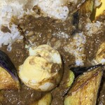 Accha kana - 大豆ミートのキーマカレー ゆで卵トッピング 麦ごはん のアップ