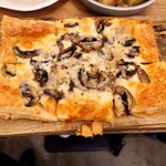 いがぐり食堂 - マッシュルームとゴルゴンピザ