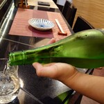 和風テッパンビストロ64 - 豊盃を注いでもらう 202404