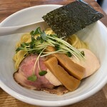 Menya Kaji - 麺は中太のほぼストレート。麺があまり主張しないのでつけ汁の味を素直に感じることができます。具材は豚と鶏のチャーシュー、海苔、メンマ、カイワレ。メンマがかなり太いですが変に固くなくスッと歯が通ります。