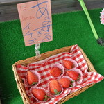 常吉いちご園 - おかずカップに入ったのは、一回り小さめ。100円。