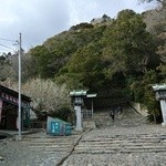 常吉いちご園 - 左の、『ココ』が店舗。久能山参道の入り口です。