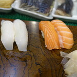 Tachiguizushi Sushitsune - イカ（160円）・サーモン（310円）