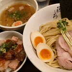 Menya Fujishiro - 鶏白湯特製つけ麺(1150円)、極上海苔(150円)、チャーシュー丼(300円)。