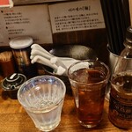 Menya Fujishiro - 卓上、黒ウーロン茶(300円)。