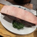 羊肉炭火焼 肉汁屋 - スゴイ厚さ。