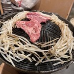 羊肉炭火焼 肉汁屋 - もやしはサービスみたいです。