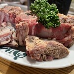 羊肉炭火焼 肉汁屋 - 表面を焼いたらスタッフの方が切り分けてくれます。あとはお好みの加減まで焼いてとのこと。札幌でもこれほど旨いジンギスカン屋はほとんどないです。ご馳走様！