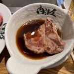 羊肉炭火焼 肉汁屋 - 付けだれも美味しい。甘酸っぱく旨味のあるタイプです。