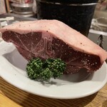 羊肉炭火焼 肉汁屋 - 羊肉ステーキTボーン　※前回もたのみましたが今回も！ビジュアルがスゴイ。これ絶対中まで火通らないでしょ。笑