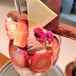 パティスリー ミニマル - ■苺とチョコレートのパフェ(2024.3月～)