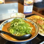 丸亀製麺 - ・トマたまカレーうどん 並
            ・小海老と三つ葉のかき揚げ
            ・鶏天