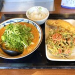 Marugame Seimen - ・トマたまカレーうどん 並
                      ・小海老と三つ葉のかき揚げ
                      ・鶏天