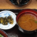 Washoku Izakaya Kabukiya - かぶき家 ＠新川 ランチ 大バチまぐろづけ丼 に付く高菜漬けと若芽・カイワレ大根の味噌汁