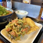 Marugame Seimen - ・トマたまカレーうどん 並
                      ・小海老と三つ葉のかき揚げ
                      ・鶏天