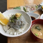 津田宇水産 レストラン - 生しらす丼