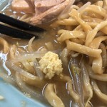汁麺屋 どっぷりしやがれ - 生姜を投下