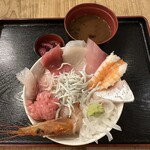 Kaisenshokudou Haruko - ｢はみだし(？)｣海鮮丼(1,480円)