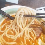 自家製麺 麺屋 利八 - モチッとコシのあるストレート太麺