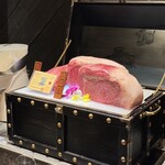 西麻布 焼肉 X - 宝箱に入った本日のお肉