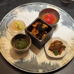 西麻布 焼肉 X - 旬野菜（筍の土佐煮、剣山わかめ、新玉ねぎ春キャベツの水キムチ、アイコトマト、白菜キムチ）