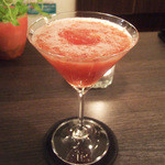 ブランシュ - ラムベースの苺とクランベリーのカクテル(1000円)