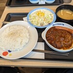 松屋 - 私が注文した、ミエロニィハンバーグ定食のライス特盛り(税込930→880円)