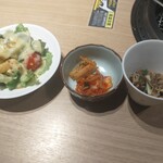 焼肉芝浦 - サラダ、キムチ、ナムル。サラダのコーンドレッシング旨い。