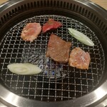 焼肉芝浦 - 牛×2、鶏×2を配置。