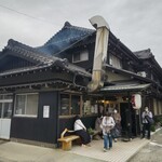 Sumibiyaki Unagi Higashiyama Bussan - ベンチで待つ方、車で待つ方いろいろ