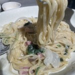 ポルト - 生パスタが器にギッシリだったので、サラダ食べた後のプレートに移したら、やっぱけっこうな量あった　笑