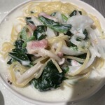 ポルト - ほうれん草、キノコ、ベーコンのクリームパスタ
