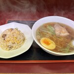 井荻飯店 - 料理写真:半チャンラーメン 900円