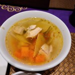 ASIAN TAWAN168 カレッタ汐留店 - 鶏肉入りのスープ。こちらも美味しかったです！
