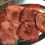 ホルモン肉問屋 小川商店 - 塩タン