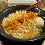 肉盛り みそラーメン 侍倶楽部 - 「野菜タンメン味噌」に一味唐辛子を投入
            2024年4月27日