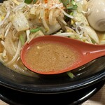 Nikumori Miso Ramen Samurai Kurabu - 「野菜タンメン味噌」のスープ
                        2024年4月27日