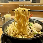 肉盛り みそラーメン 侍倶楽部 - 「野菜タンメン味噌」の麺
            2024年4月27日