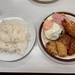 七福 - ご飯は少し固め位で、自分が好きな感じ❤︎
      まずはどれから食べるか？
      最初は肉天にしますか？ソースも何も無しで。