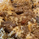 キドマレストラン - マトンビリヤニのアップ。米の中に肉とソースが埋もれてる